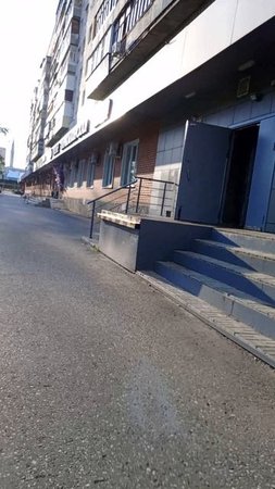 дедушка в инвалидной коляске у магазина