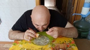 Мукбанг. Зелёный борщ со сметаной. Кошачья мистика.