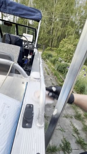 Очищаем алюминий на лодке