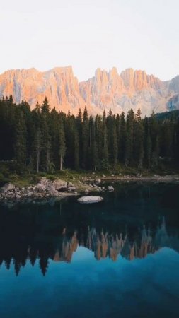 Озеро в горах и лесу