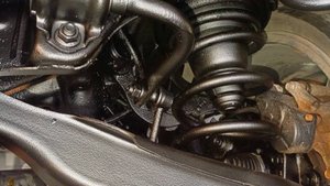 Антикоррозийная обработка днища Toyota Hilux.