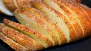 Картофель гармошкой с чесночным маслом