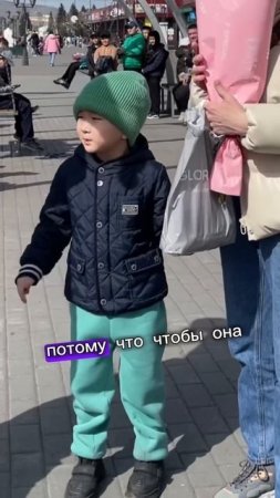 Что выберет? Цветы маме или сладость себе? #любимоймаме #добрадень