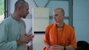 Е.С. Бхакти Расаяна Сагара Махарадж - Выход с лекции (Фестиваль "Бхакти Джанани" 08.05.2025г.)