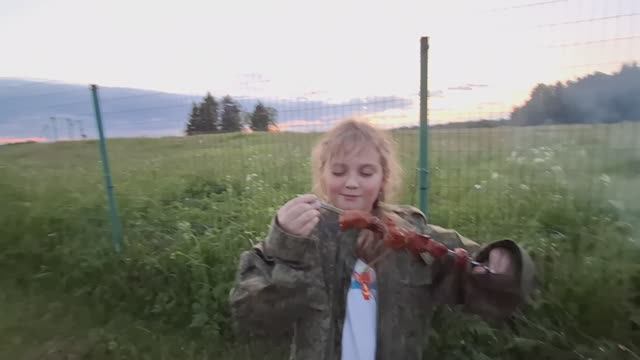 Шашлычок под радугой дымится, 🌈🍢