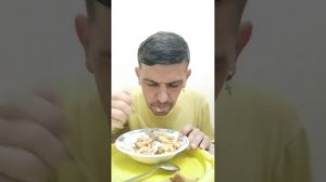 Обжор свинина тушёная личное подворье с макаронами по-флотски залил куриными яйцами