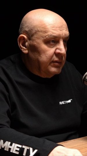 Любимая - человек в периоде.