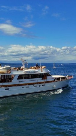 🛥️ Классическая красота: лодка “Glory” на воде