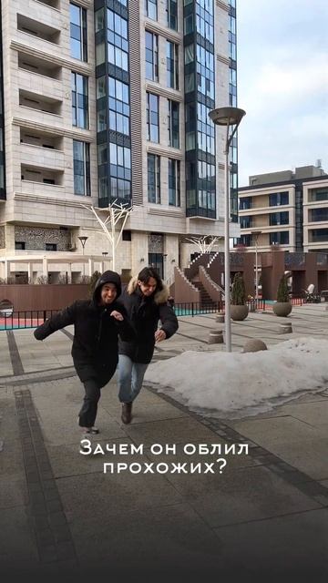 Облил водой прохожих рядом с барбершопом 😳💧 смотреть онлайн