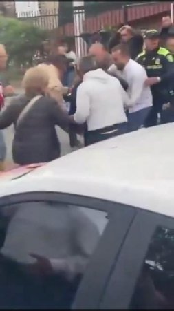 ВЕСЬ В КРОВИ: ещё кадры с места нападения на сенатора и кандидата в президенты Колумбии — Мигеля.