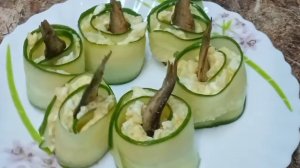 Закуска из свежих огурцов со шпротами. Очень интересная подача.