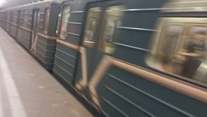 состав метро "классик номерной" отправляется от "водного стадиона"