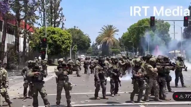 Федеральные агенты США открывают огонь по протестующим в Лос-Анджелесе, штат Калифорния, на фоне про