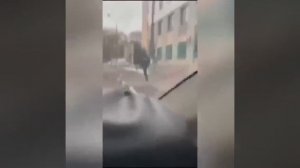Голая женщина атаковала полицейского.
