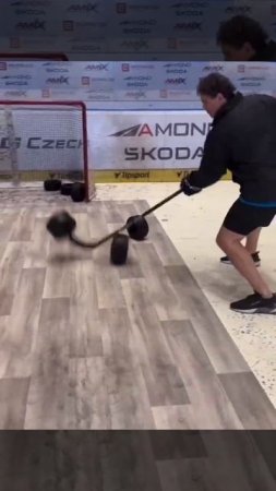 Не знаем к чему он готовится, но он точно готов 💪
Яромир Ягр в свои 53 ещё тренируется