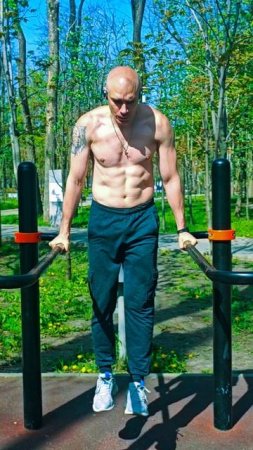 Упражнения на пресс на брусьях #nogymworkout #спорт #calisthenics #пресс #shorts