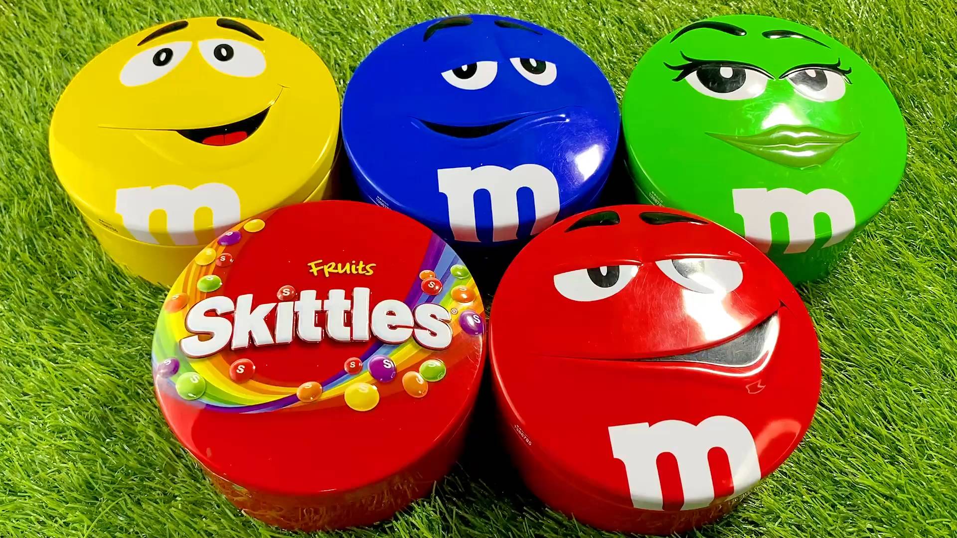 В этот раз в баночках от Skittles и M&M’s лежали интересные вещицы