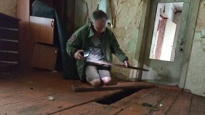 Это самый странный и большой нож, который я только находил в заброшенных домах.