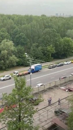 Начался снос металических навесов парковки возле Чазовского дома на Осенней улице,2 в Крылатском