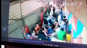 Жертвенная корова сбежала и растоптала верующих в Индонезии