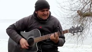 Парень_красиво_поёт_2000_баксов_за_сигарету...Гитаре_4.mp4
