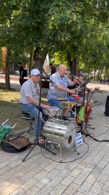 🎶 Лето звучит в Донецке!

На бульваре Пушкина играют уличные музыкант ы— живая музыка, тёплый вечер