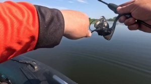 Рыбалка на пруду с лодки.Микроджиг