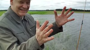 Пенсионеры на рыбалке. Карасик мелким не бывает.  Ильинские озера 2025