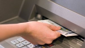 Банки начали контролировать снятие наличных в связи с законом о мошенничестве в России