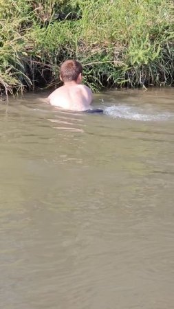 Ловля рыбу руками местными парнями! не то что рыбалка и подводная охота