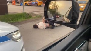 🔪В ЖК «Митино О2» в подмосковном Красногорске мужчина бегал по дворам с ножом 🔪