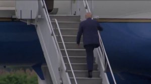 Трамп чуть не повторил трюк Байдена.Президент США споткнулся, поднимаясь по трапу самолёта.