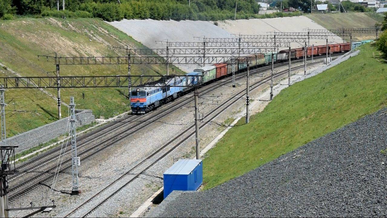Тепловоз 2ТЭ116У-0004 на подъёме.