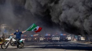 Горящие машины и хаос на улицах. Лос-Анджелес охвачен массовыми беспорядками