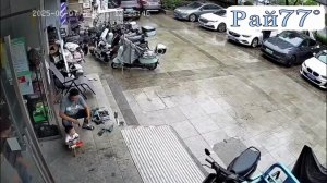 Легковушка вышла из-под контроля нерадивого автомобилиста и разбила несколько транспортных средств