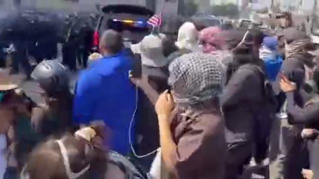 В Лос-Анджелесе дела  совсем плохо, президент США требует ввести войска. По сути переворот состоялся
