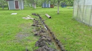 Делаю стол в беседку. И занимаюсь дренажем на участке.