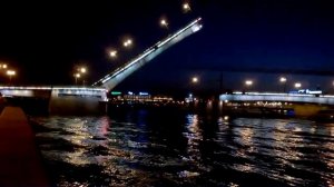 В Петербурге разводят мост ночью