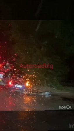 Машина едет с дорожным знаком