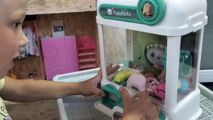 Играю в игровом автомате. Хватайка.mp4