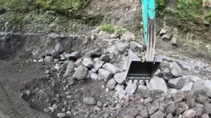 Строительство, экскаватор копает чёрный песок