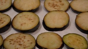 Баклажаны, запеченные с помидорами и грибами