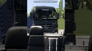 Обочечнику не понравилось поведение фуры, а та в свою очередь проучила его (ETS2)