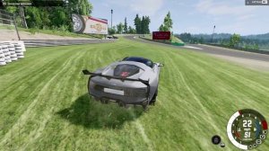 Гипер кар собирает отбойники на трассе Хирочи Бим нг драйв