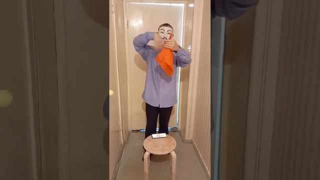 Сергей в маске колдует и красный платок проходит скво?