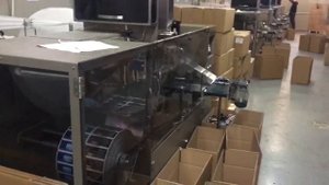 Станок для производства влажных салфеток: универсальный станок в цеху.