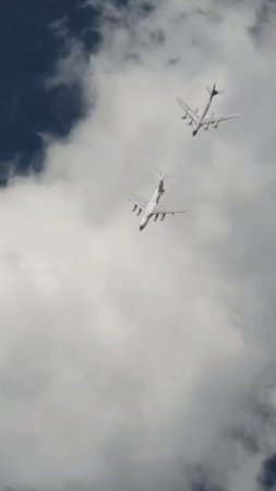 Заправка Ту-95МС с борта Ил-78. Вид сверху.