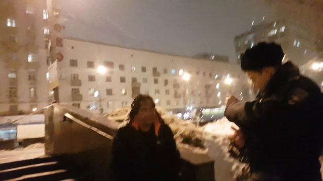 ч.2/6 ПОЛИЦЕЙСКИЙ СПАСАЕТ ЧЕЛОВЕКУ ЖИЗНЬ МЕТРО АВИАМОТ? смотреть онлайн