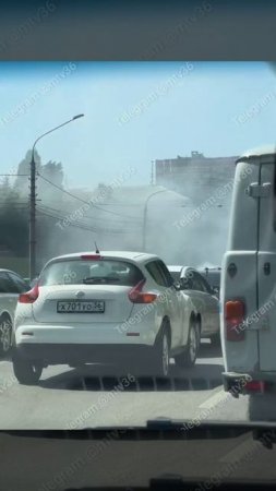 ВСПЫХНУЛ НА ДОРОГЕ: по улице 9 Января внезапно загорелся автомобиль. Жара.