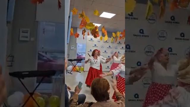 Пенсионеры центра долголетия танцуют кадриль смотреть онлайн